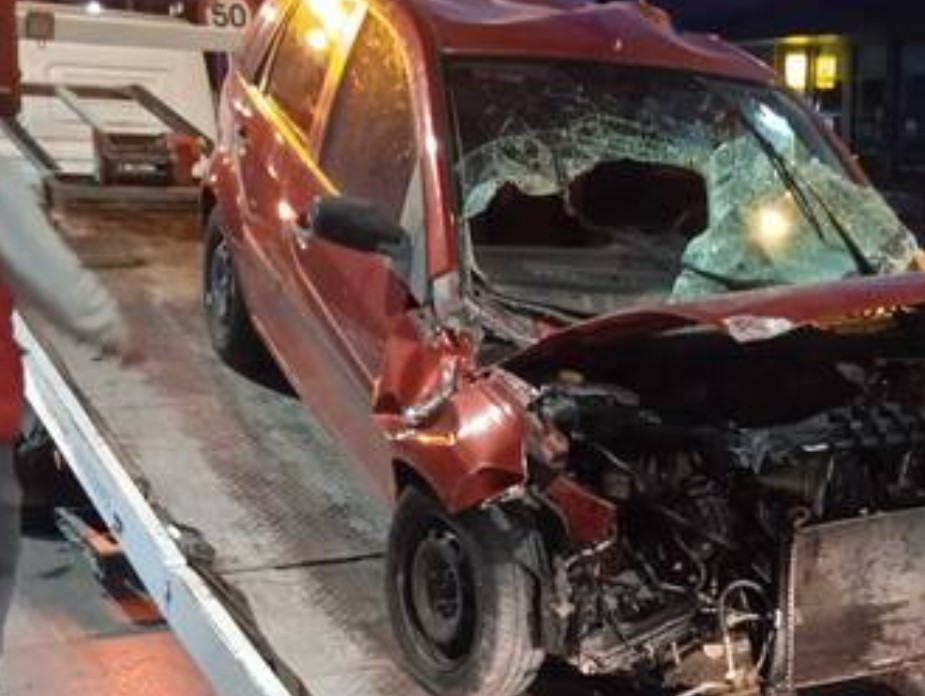 Θεσσαλονίκη: Σοβαρό τροχαίο – Αυτοκίνητο «καρφώθηκε» στα κιγκλιδώματα