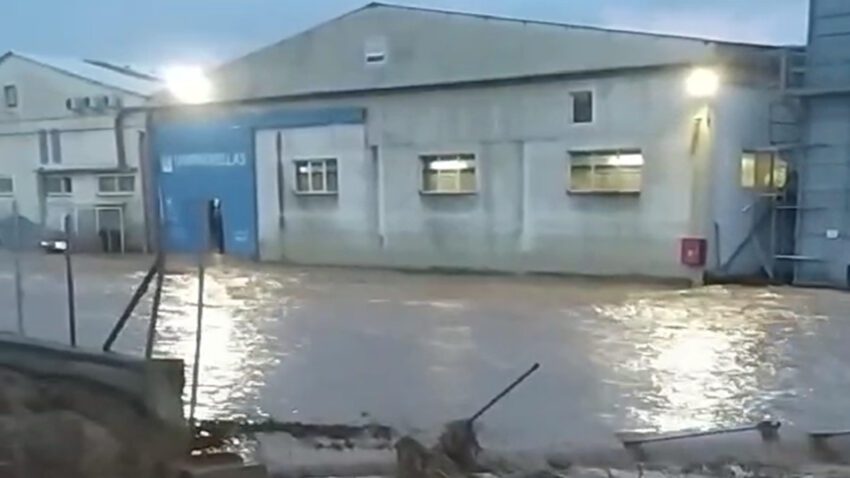 Πλημμύρισε το εργοστάσιο Unipack Hellas - Τελευταία στιγμή απομακρύνθηκαν οι εργαζόμενοι